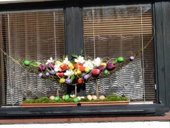...proutěná konstrukce,umělé tulipány,živé květy magnolie,barvená vejce,mech