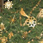 Přírodní vánoční stromek? Ovoce a slaměné ozdoby